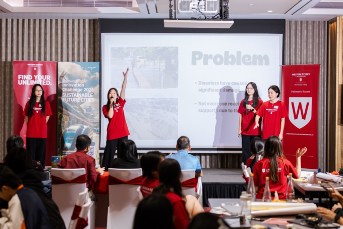 Đội Alpha School trong phần thi thuyết trình về dự án hệ thống cảnh báo và hỗ trợ người dân trong thiên tai. Ảnh: Launch Pad