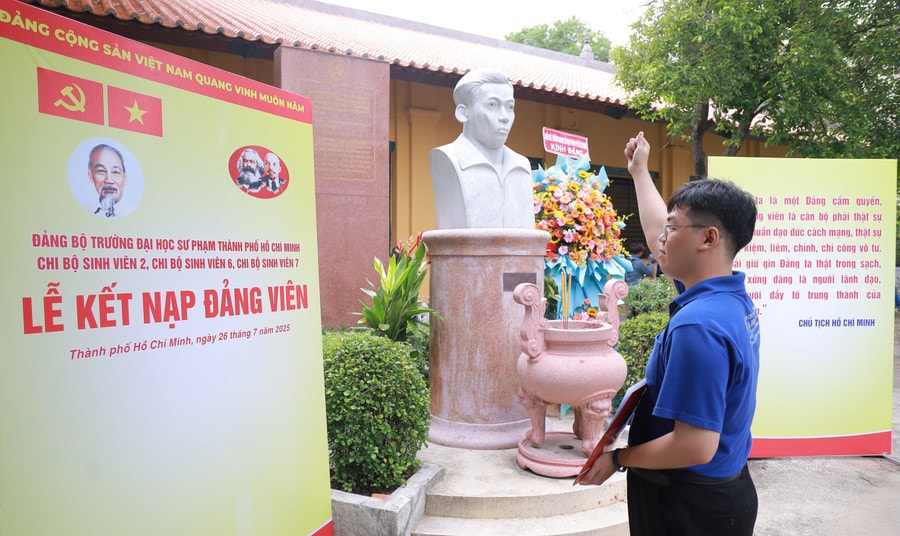 Sinh viên Trường Đại học Sư phạm TPHCM được kết nạp Đảng tại mặt trận Mùa Hè xanh, tháng 7/2025. Ảnh: Lê Nam xay-dung-nhan-cach-lan-toa-gia-tri-1.jpg