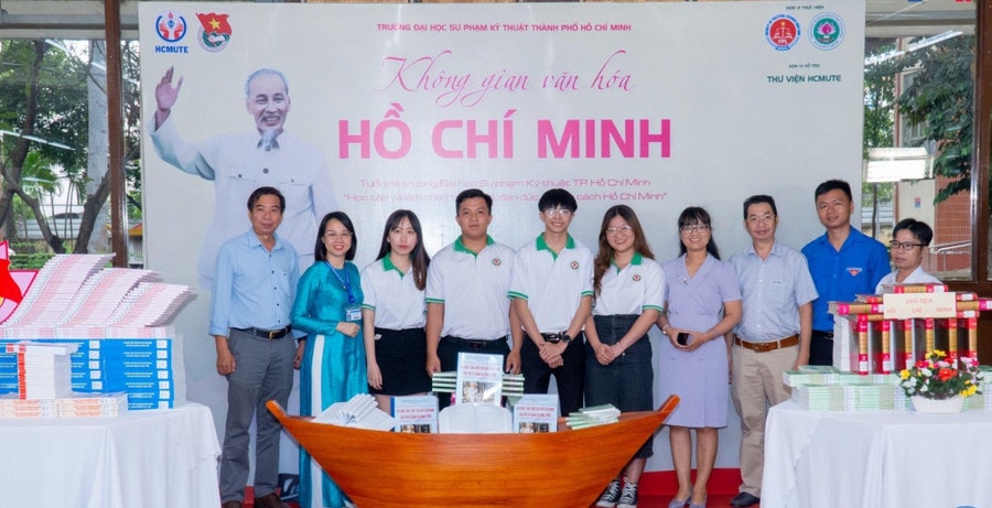 Không gian văn hóa Hồ Chí Minh tại Thư viện Trường Đại học Sư phạm Kỹ thuật TPHCM. Ảnh: HCMUTE xay-dung-nhan-cach-lan-toa-gia-tri-4.jpg