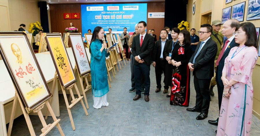 Các đại biểu dự Hội thảo khoa học “Chủ tịch Hồ Chí Minh với doanh nghiệp, doanh nhân - Từ ký ức đến khát vọng vươn mình kiến quốc” tại Trường Đại học Nguyễn Tất Thành, tháng 10/2025. Ảnh: NTTU xay-dung-nhan-cach-lan-toa-gia-tri-3.jpg