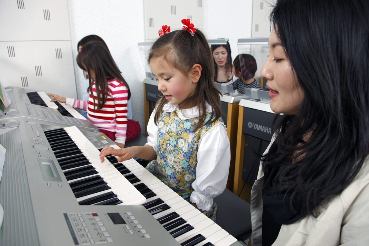 lop-hoc-nhom-khoa-hoc-am-nhac-yamaha-1-.jpg