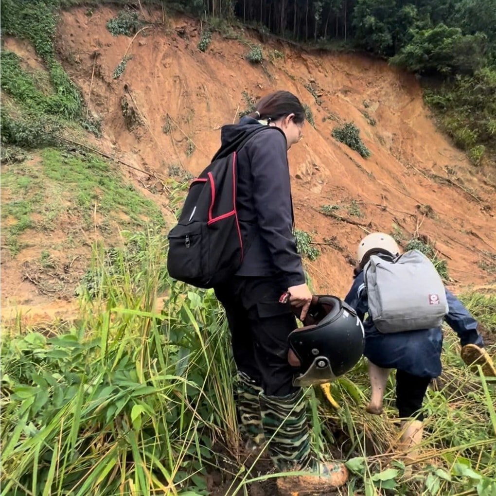 Giáo viên vùng cao đi bộ hàng chục km, băng qua sạt lở đến trường - 2