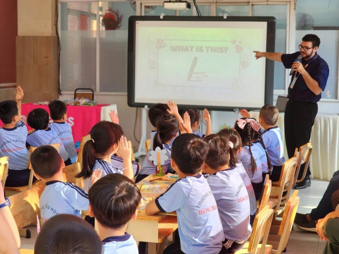 Học sinh trường Tiểu học Đặng Trần Côn, TP HCM, trong giờ học Tiếng Anh với giáo viên bản ngữ, tháng 10/2024. Ảnh: Tiểu học Đặng Trần Côn