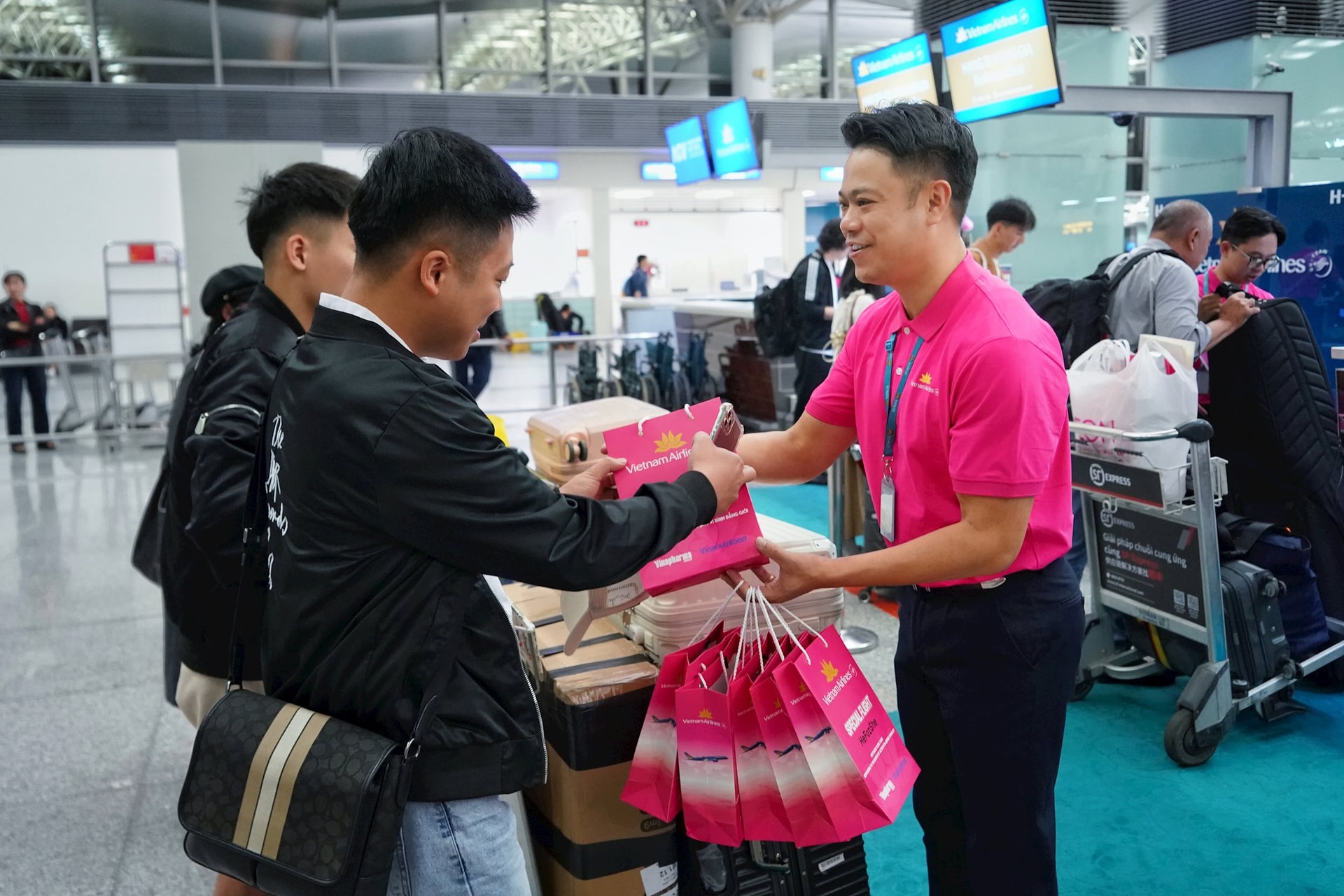 2.-nhan-vien-mat-dat-vietnam-airlines-trao-qua-tang-toi-hanh-khach-truoc-khi-khoi-hanh.jpeg