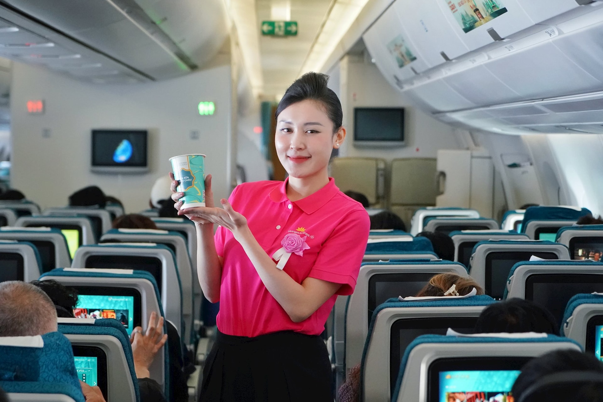 5.-tiep-vien-vietnam-airlines-phuc-vu-tra-sua-tren-chuyen-bay-dac-biet-heforshe.jpeg