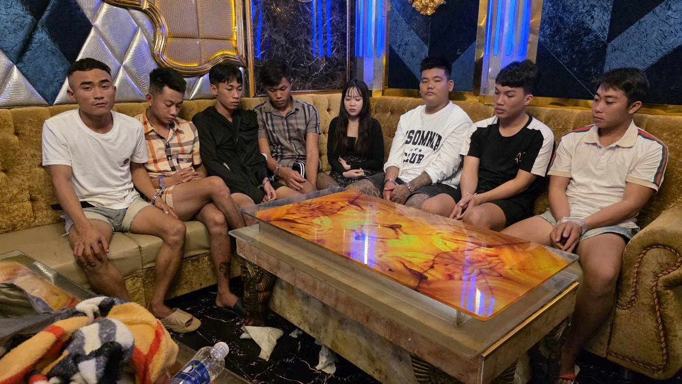 Bắt quả tang 25 đối tượng tại phòng karaoke “VIP 8888” và “VIP 9999”- Ảnh 1.