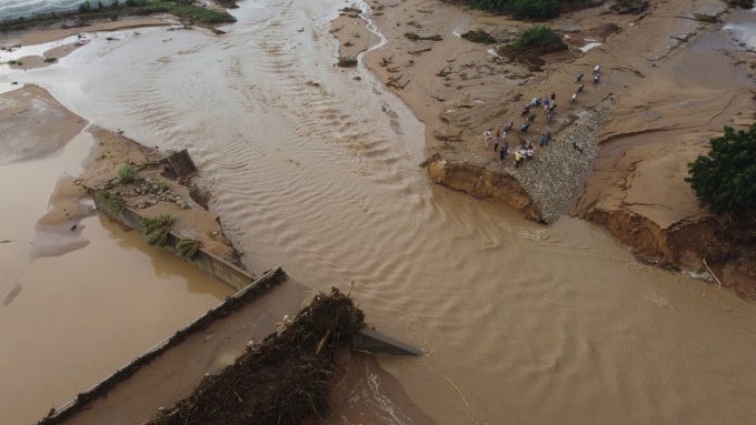 Vỡ hồ chứa nước ở xã Tuy Phong, Lâm Đồng, (Bình Thuận cũ). Ảnh: Bùi Toàn
