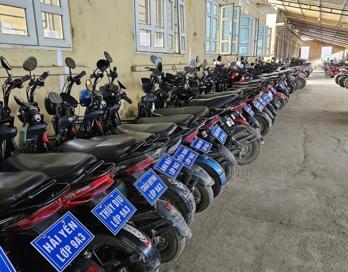 Xe đạp điện của học sinh trường THCS Ngọc Lập được gắn biển tên, xếp theo lớp. Ảnh: Trường THCS Ngọc Lập