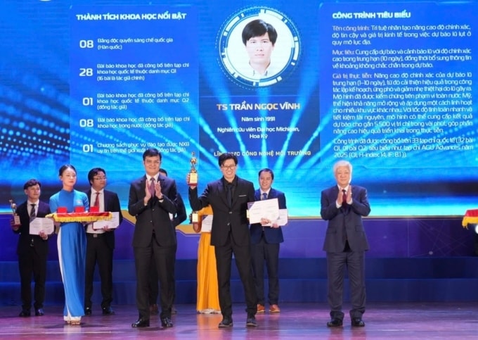 TS Trần Ngọc Vĩnh nhận giải thưởng Quả cầu vàng cuối tháng 10. Ảnh: Nhân vật cung cấp