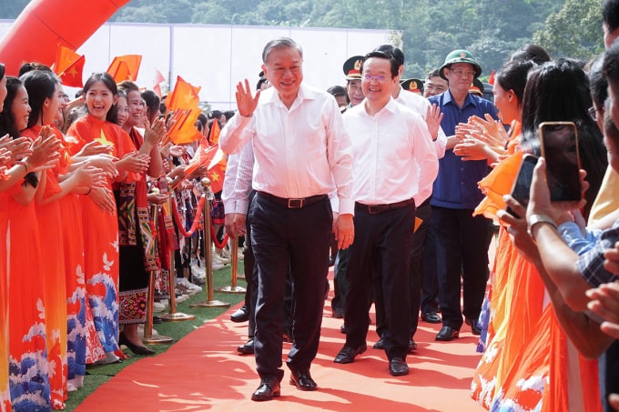 Tổng Bí thư Tô Lâm cùng các lãnh đạo cấp cao của Trung ương và địa phương vẫy chào giáo viên, học sinh, người dân xã biên giới Na Ngoi khi đến dự lễ khởi công, sáng 11/10. Ảnh: Hồ Lài