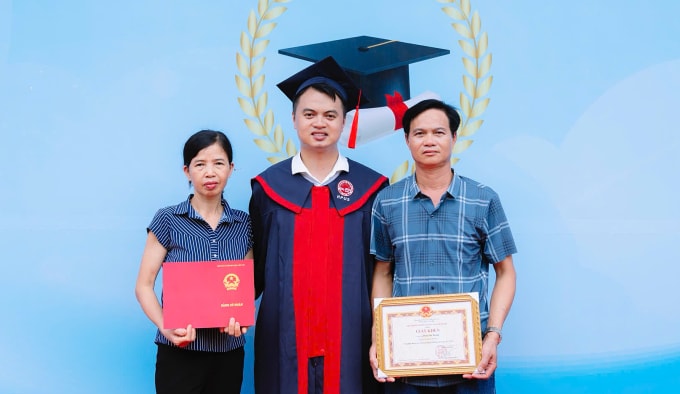 Tráng cùng bố mẹ trong ngày tốt nghiệp hồi tháng 6. Ảnh: Nhân vật cung cấp