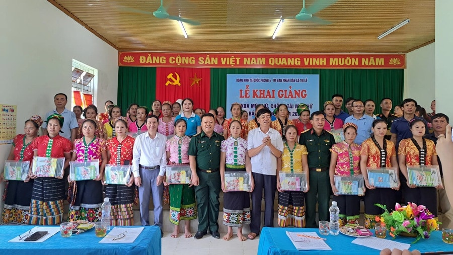 Đoàn Kinh tế Quốc phòng 4 khai giảng lớp xóa mù chữ ở xã Tri Lễ. (Ảnh: CSCC)