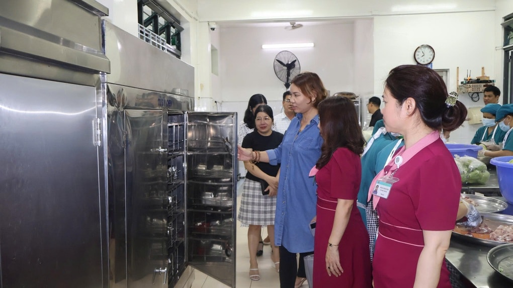 Phụ huynh TPHCM soi bếp ăn bán trú, ăn thử bữa trưa của con ở trường - 1