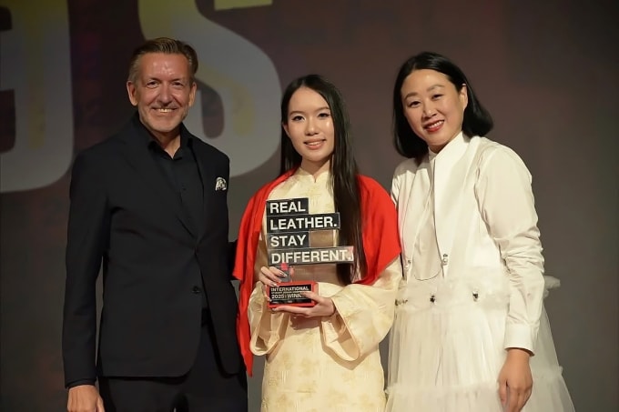 Lan Anh (giữa) nhận cup ở cuộc thi Real Leather. Stay Different 2025, ngày 28/10. Ảnh: Nhân vật cung cấp