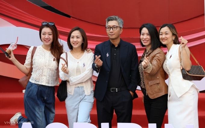 Cựu sinh viên Ngoại thương về thăm trường, sáng 15/11. Ảnh: Thanh Hằng