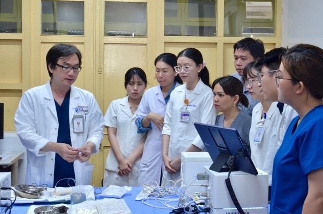 [Anh Tâm hướng dẫn học trò tại trường Đại học Y Dược, Đại học Huế. Ảnh: Nhân vật cung cấp