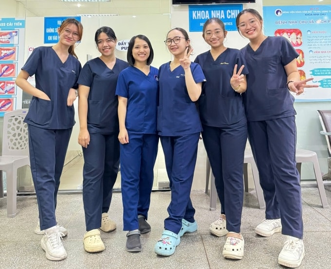 Thí (ngoài cùng bên trái) trong giai đoạn thực hành lâm sàng tại bệnh viện. Ảnh: Nhân vật cung cấp