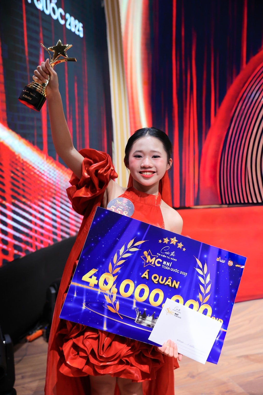 Nữ sinh lớp 5 phát biểu 10 phút không cần đọc giấy tại lễ 20/11 - 2