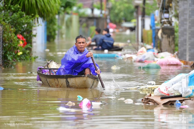 Người dân ở rốn lũ Hòa Xuân, tỉnh Đăk Lăk, chèo thuyền đi nhận cứu trợ, ngày 22/11. Ảnh: Thanh Tùng