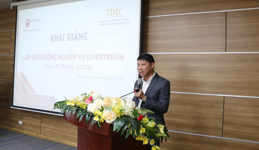 Ông Nguyễn Thanh Hải - Giám đốc Trung tâm Đo kiểm phát thanh, Truyền hình và Thông tin điện tử chia sẻ tại lễ khai giảng. 1f2a1093.jpg