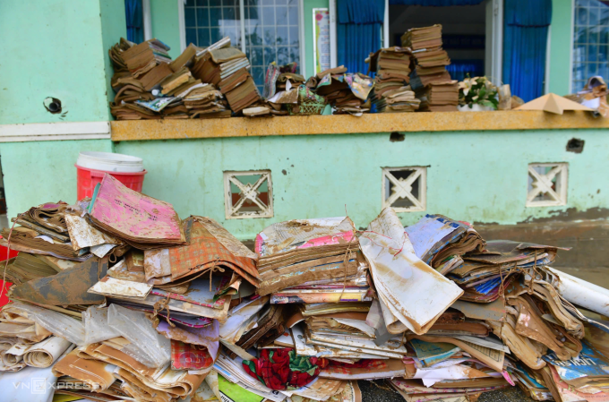 Sách vở hư hỏng sau lũ tại điểm trường Phú Hữu, trường Tiểu học Hòa Thịnh, Đăk Lăk. Ảnh: Thanh Tùng - Trần Hóa