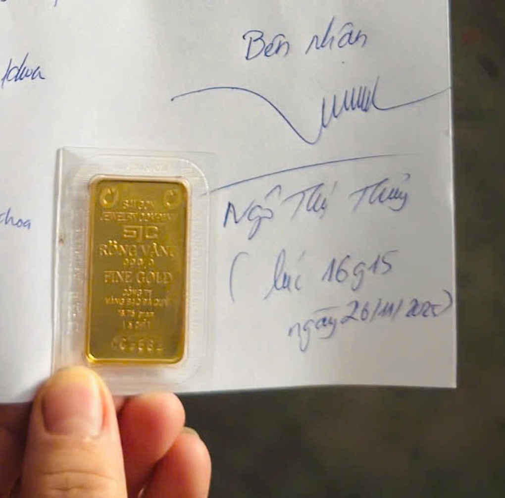 Đóng hàng cứu trợ, nam sinh không thể tin nổi khi nhặt được 5 chỉ vàng - 1