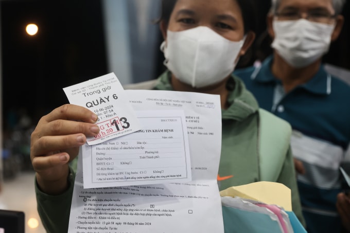 Bệnh nhân chờ khám bệnh tại Bệnh viện Ung Bướu TP HCM cơ sở 2, TP Thủ Đức. Ảnh: Quỳnh Trần