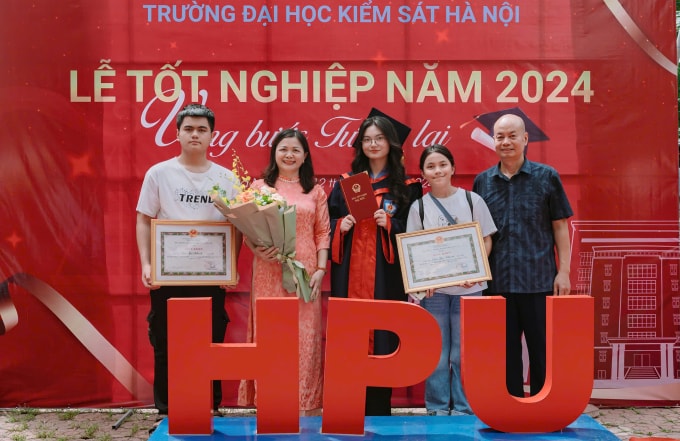 Gia Khanh cùng gia đình trong ngày tốt nghiệp. Ảnh: Nhân vật cung cấp