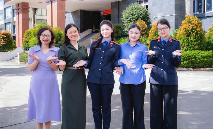 Khanh (giữa) và các giảng viên của trường Đại học Kiểm sát Hà Nội. Ảnh: Nhân vật cung cấp