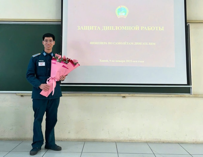 Hoàng trong buổi bảo vệ đồ án tốt nghiệp bằng tiếng Nga. Ảnh: Nhân vật cung cấp