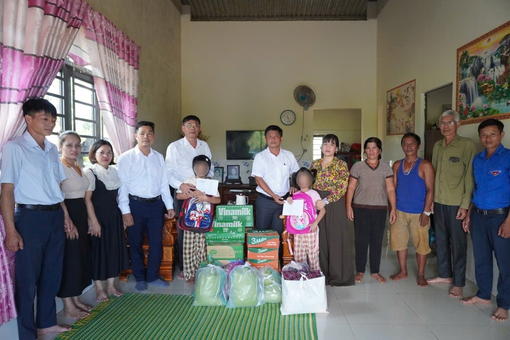 Thông tin mới vụ bố xích chân 2 con trong phòng, không cho đi học - 1