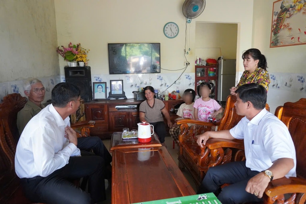 Thông tin mới vụ bố xích chân 2 con trong phòng, không cho đi học - 2