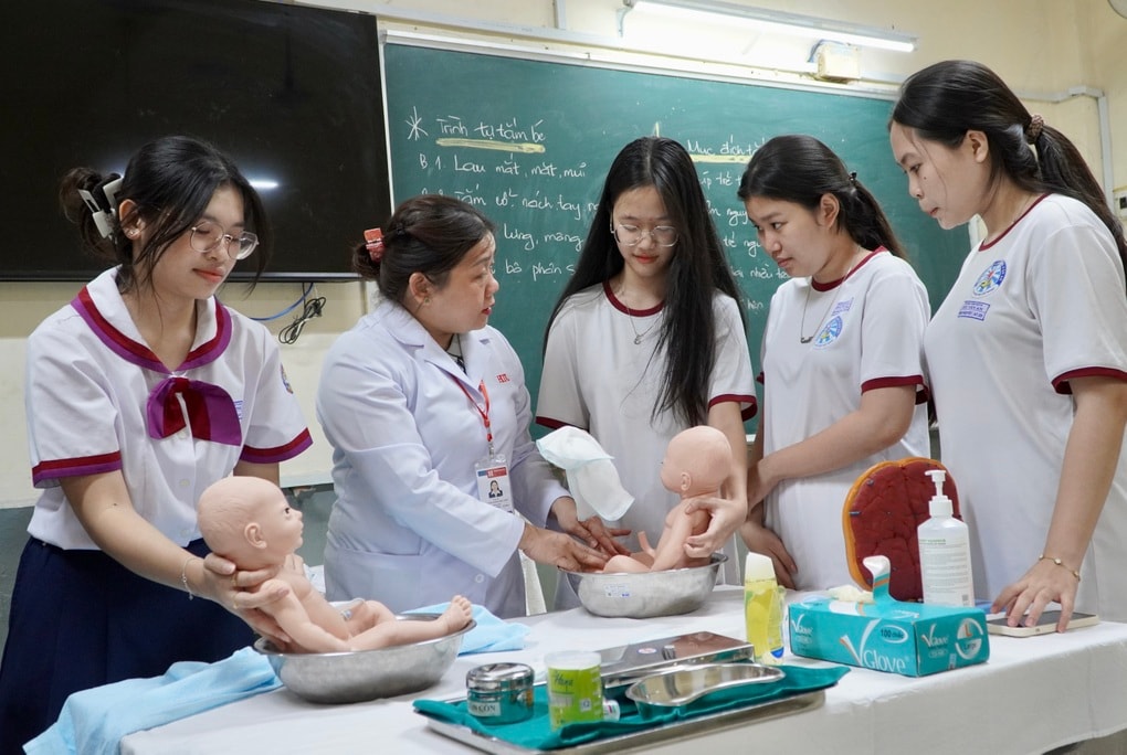 Lớp học bảo mẫu bất đắc dĩ: Lóng ngóng tập tắm cho trẻ sơ sinh - 1