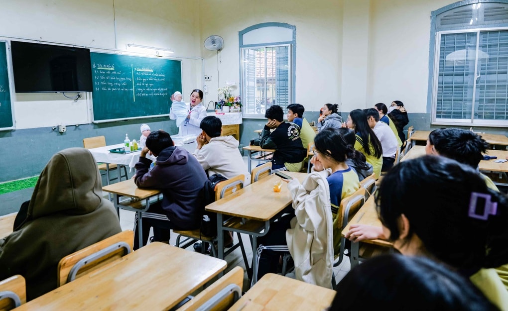 Lớp học bảo mẫu bất đắc dĩ: Lóng ngóng tập tắm cho trẻ sơ sinh - 3