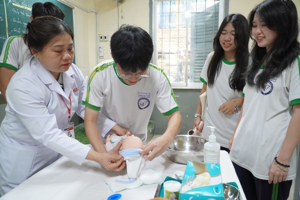 Lớp học bảo mẫu bất đắc dĩ: Lóng ngóng tập tắm cho trẻ sơ sinh - 2