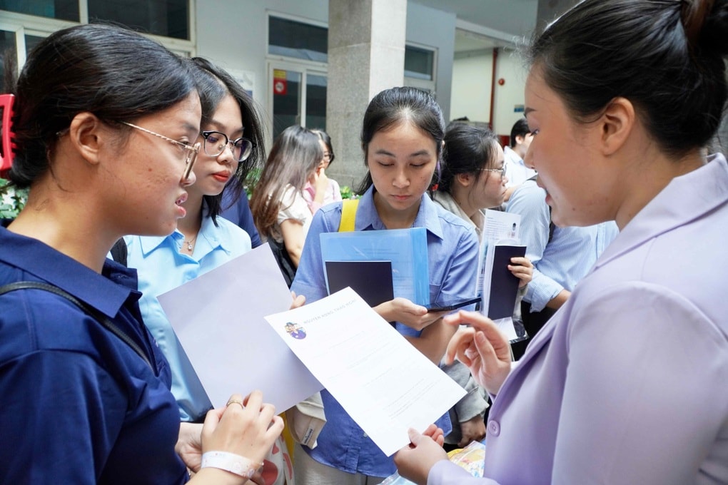 Cầm hồ sơ dày đặc chữ đi xin việc, sinh viên nhận bài học đắt giá - 1