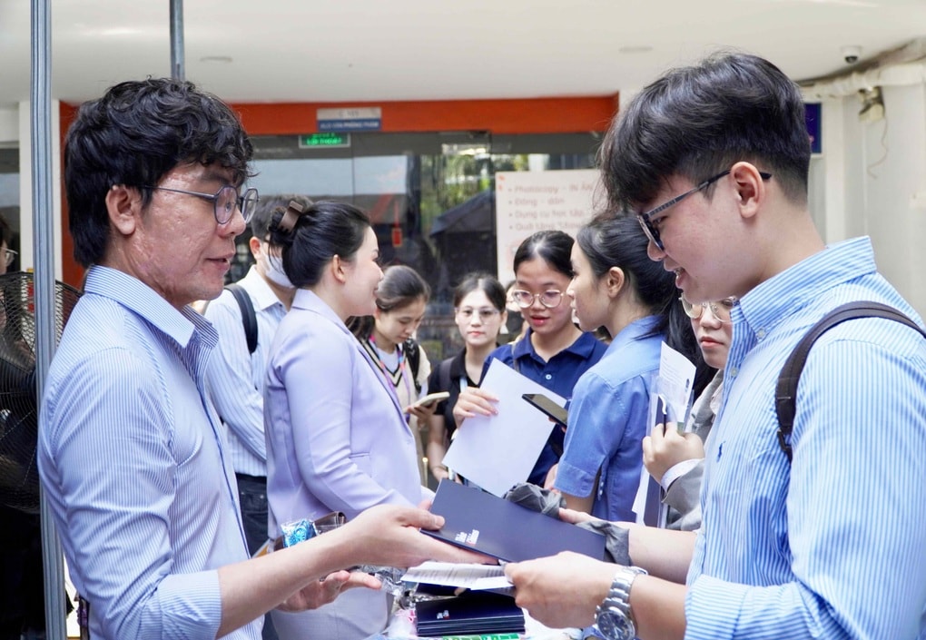 Cầm hồ sơ dày đặc chữ đi xin việc, sinh viên nhận bài học đắt giá - 2