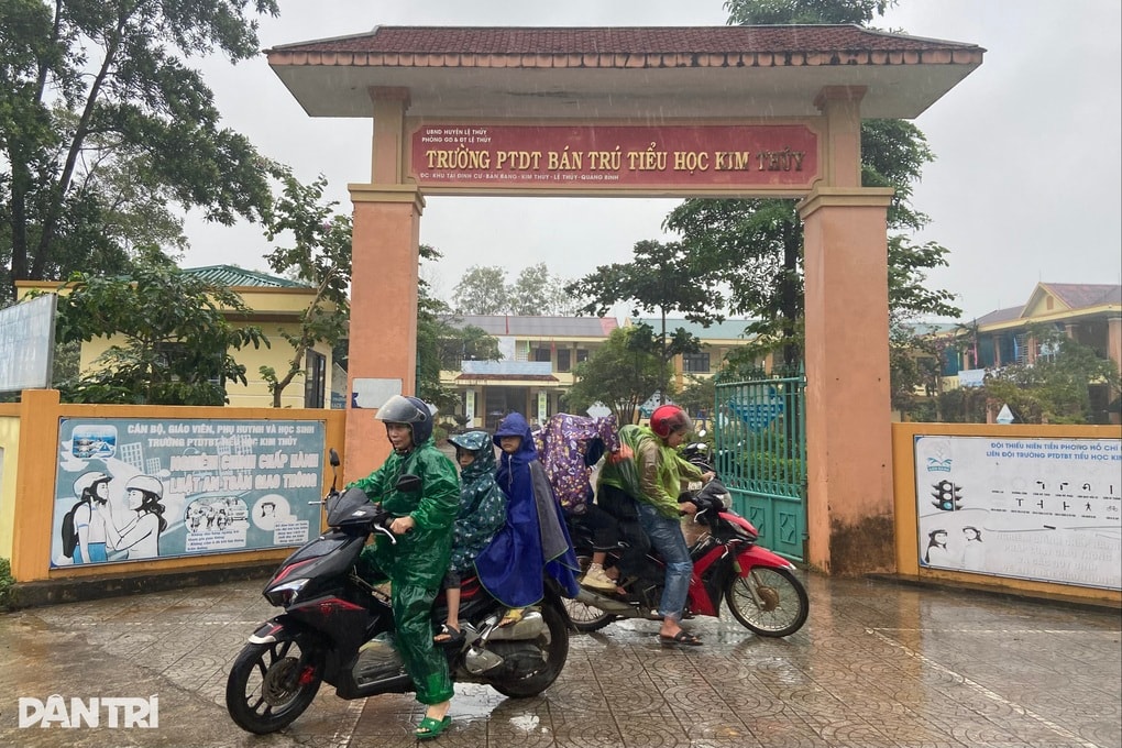 Phó hiệu trưởng đến, học sinh về: Càng kéo dài phụ huynh càng bức xúc - 1