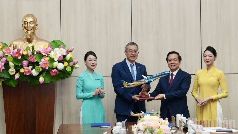 Ông Đặng Ngọc Hòa, Chủ tịch Hội đồng quản trị Vietnam Airlines, trao tặng mô hình máy bay Boeing 787-10 cho đại diện lãnh đạo tỉnh Hưng Yên, khẳng định tinh thần gắn kết và hợp tác lâu dài.