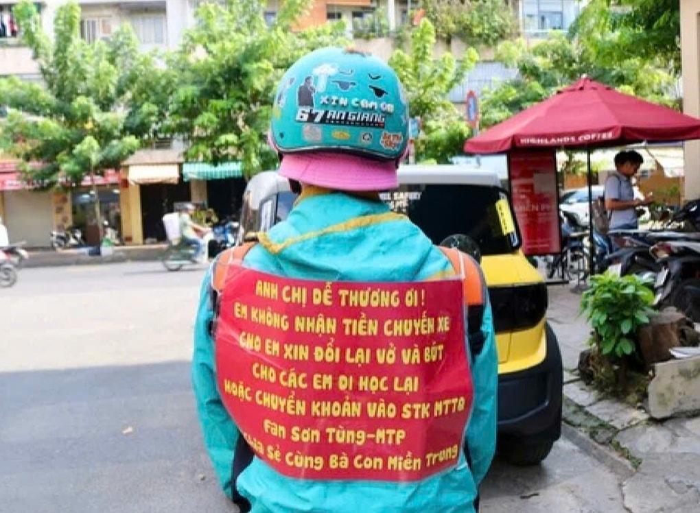 Tài xế Fan Sơn Tùng M-TP đổi tiền công thành sách vở gửi học sinh vùng lũ - 1