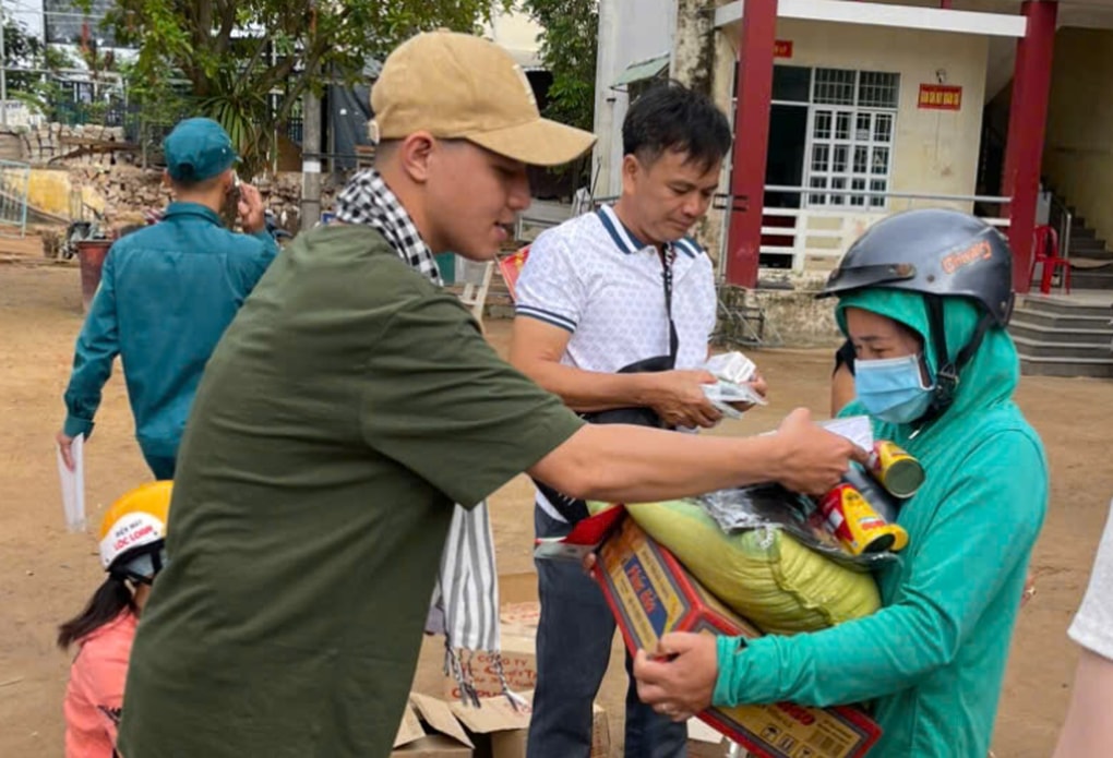 Tài xế Fan Sơn Tùng M-TP đổi tiền công thành sách vở gửi học sinh vùng lũ - 3