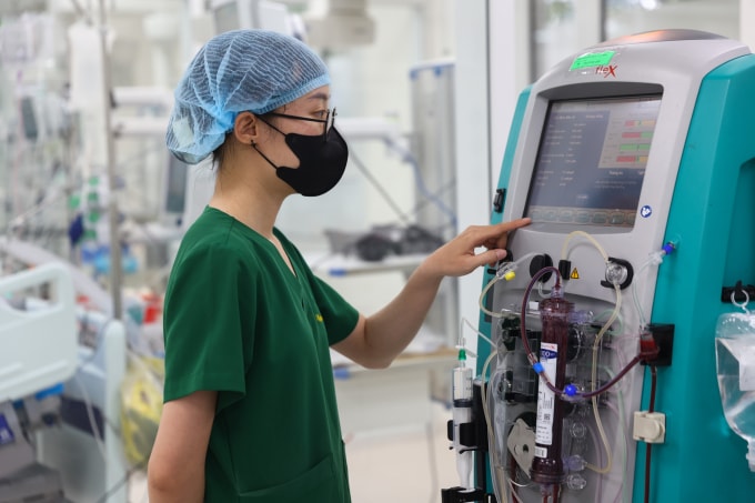 Bác sĩ, nhân viên y tế điều trị cho bệnh nhân tại phòng Hồi sức tích cực, bệnh viện Quân y 175, tháng 11/2025. Ảnh: Quỳnh Trần