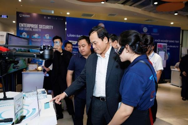 photo-1765418639422 photo-1765418639422