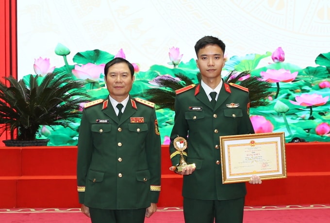 Thành nhận Bằng khen của Bộ trưởng Bộ Quốc phòng nhờ thành tích cao ở Olympic Tiếng Nga các học viện, trường sĩ quan toàn quân năm 2025. Ảnh: Nhân vật cung cấp