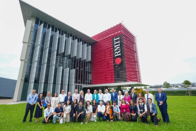 Ông Jason Clare, Bộ trưởng Giáo dục Australia (thứ 8 từ trái, hàng dưới) thăm Đại học RMIT cơ sở Nam Sài Gòn và gặp gỡ cán bộ giảng viên, sinh viên nhà trường. Ảnhr: RMIT