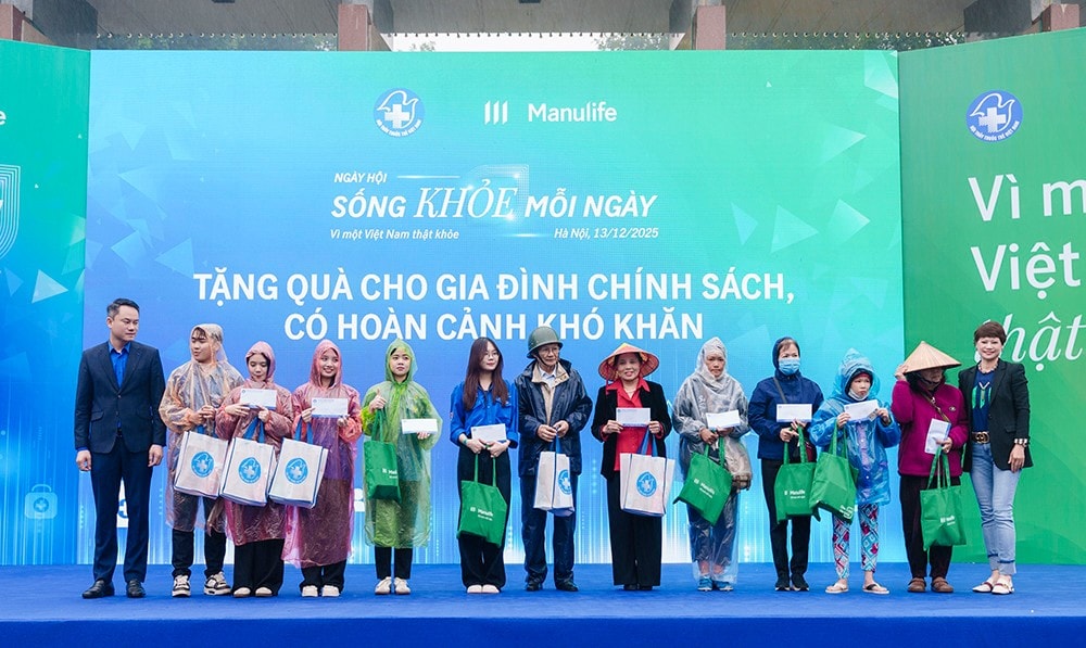 Chương trình cũng trao 20 phần quà cho các hộ dân có hoàn cảnh khó khăn trên địa bàn TP. Hà Nội.