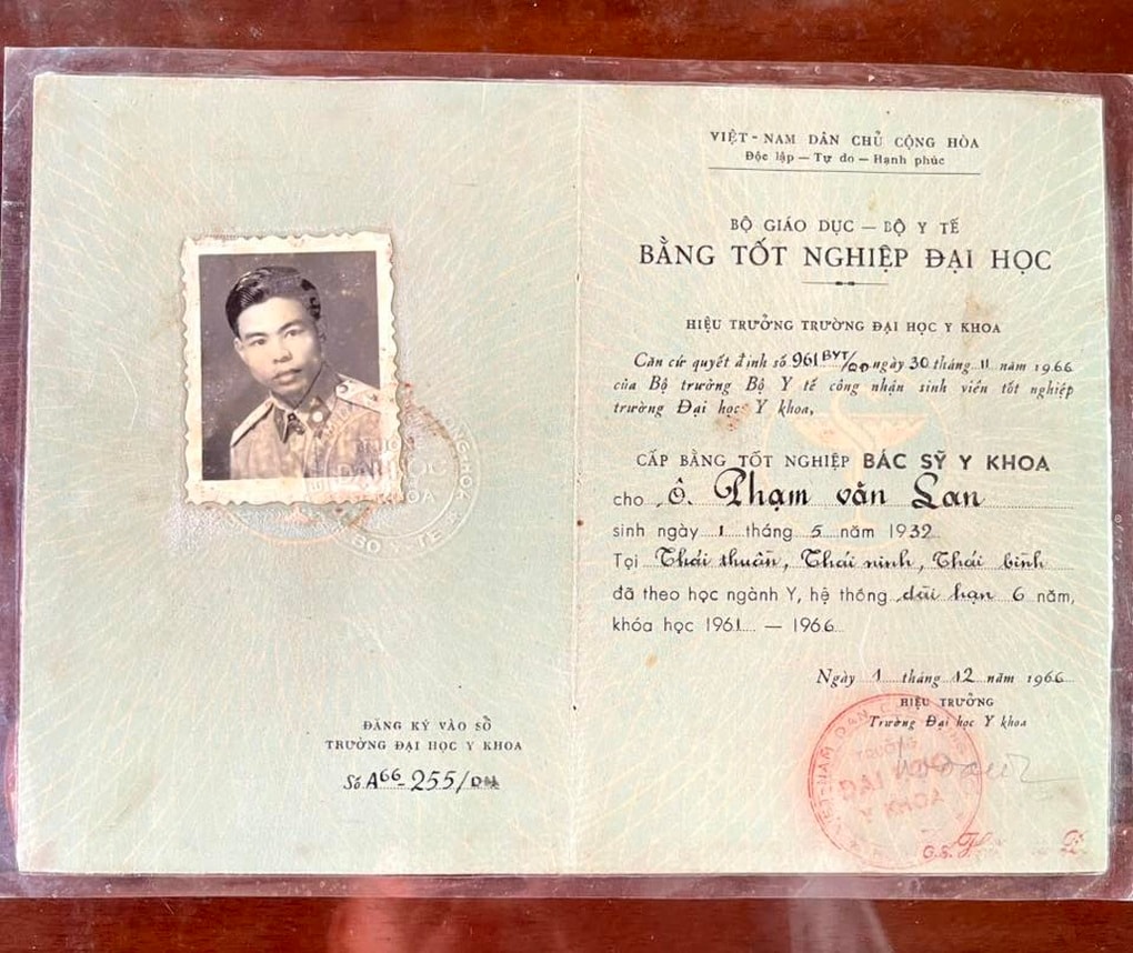 Con cháu khoe bằng đại học của cha ông, dân mạng muốn lao ngay đi học - 1