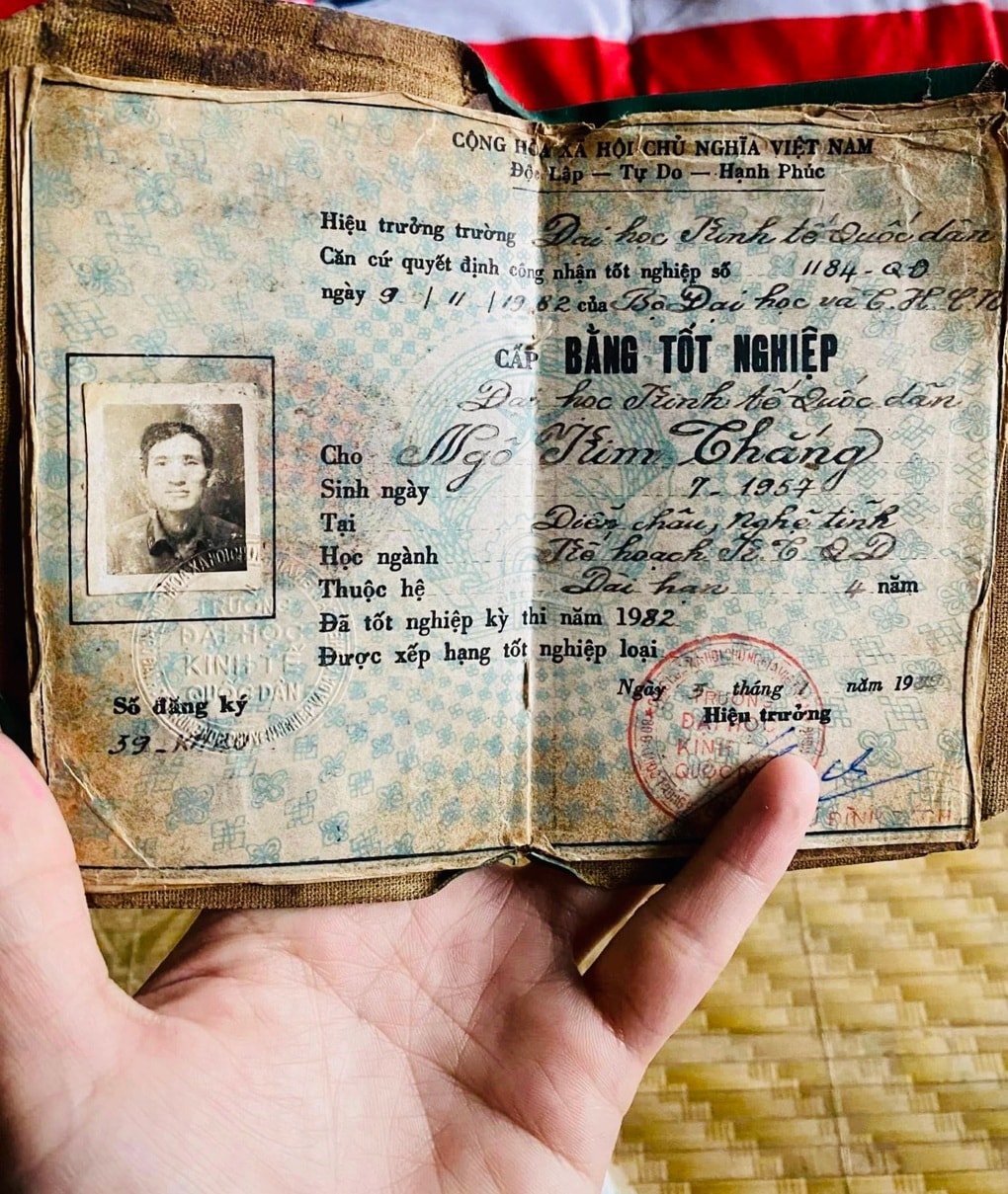 Con cháu khoe bằng đại học của cha ông, dân mạng muốn lao ngay đi học - 3