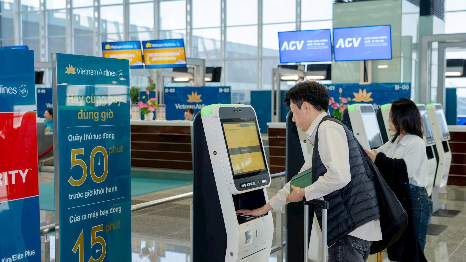 khach-lam-thu-tuc-check-in-tu-dong.jpg