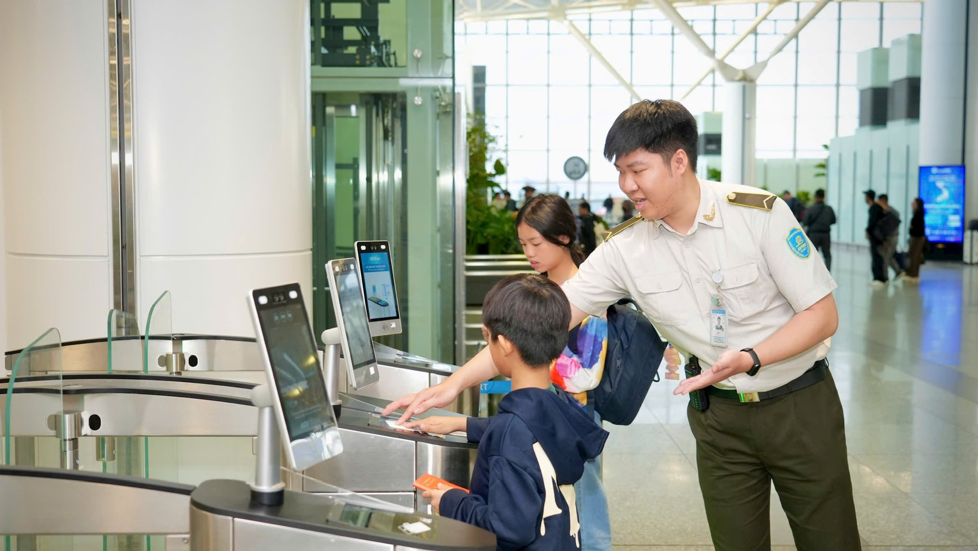 nhung-vi-khach-nhi-lam-thu-tuc-qua-lan-kiem-tra-an-ninh-tu-dong.jpg